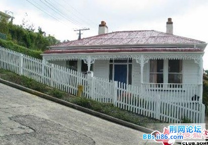 新西兰达尼丁市的鲍德温大街是世界上最陡峭的街道。看看路边的房子就知道了，有35度。