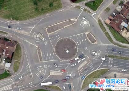 英格兰斯文敦的神奇环路可谓名副其实 的环路，这条路修建于1972年，它包括5个小环路。