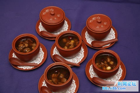 罐b焖三宝鸭 这是一道非常名贵的经典国宴菜，此菜选用精选优质填鸭与板粟、小枣、莲子炖煮后，装入国宴专用 ...