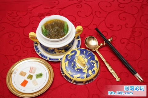 红花鱼翅捞饭 (鲍翅、藏红花、顶汤)此菜是一道极品国宴菜。它选用大金勾翅和国宴顶级浓汤配以名贵补品藏红花 ...