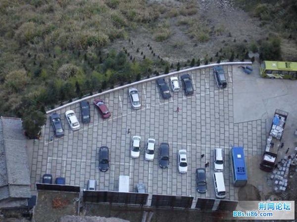 山好高，叫什么山忘记了，看山下的小车像玩具车，人就像蚂蚁一般