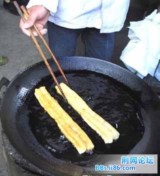 往油条里掺入洗衣粉，可以少用面粉而使油条炸得肥大好看又好卖