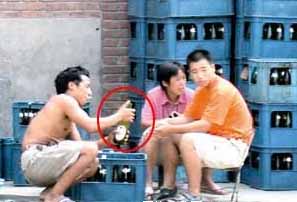 用工业酒精兑上水，当白酒卖，简便又赚钱