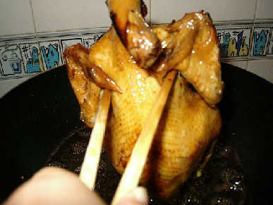 给鸡大腿涂上丰乳膏使其显得格外肥大鲜嫩，煞是诱人