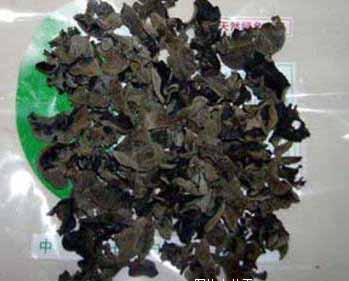 用墨汁和其他什么材料把黑木耳搞得更黑更沉，不仅好卖还能多赚