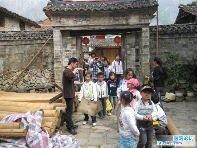 叶老师向学生们介绍古屋的历史