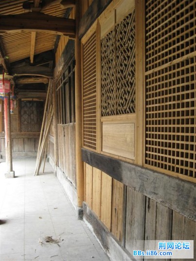 古代的木制建筑很精致，很特别，可惜现在都是新修的，缺乏原有的味道。