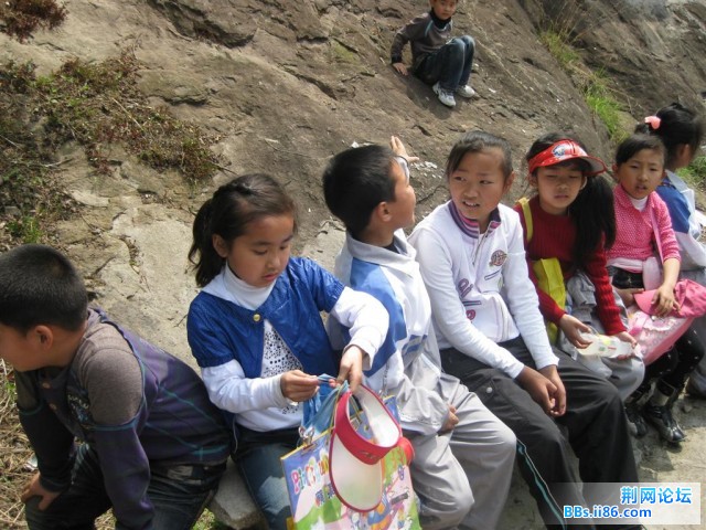 爬山好累，休息一下