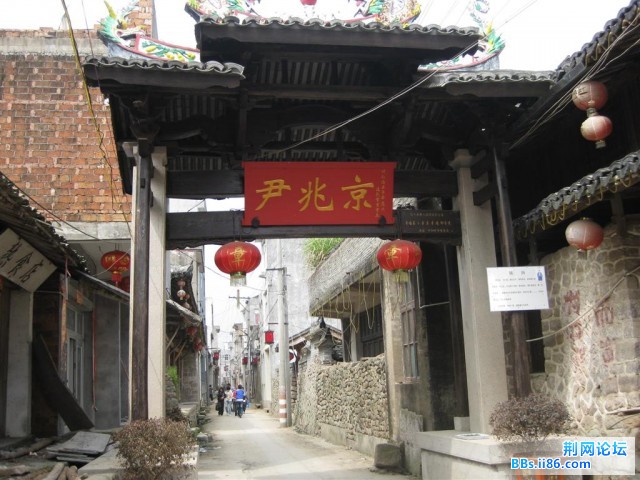 路过一个牌坊。