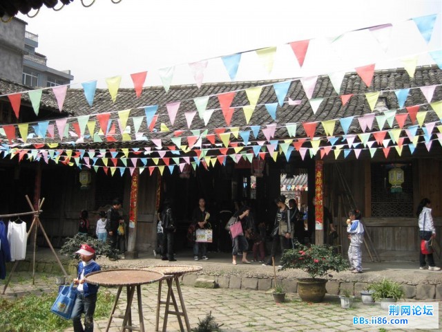 总觉得，这些彩旗，破坏了古色古香的味道。