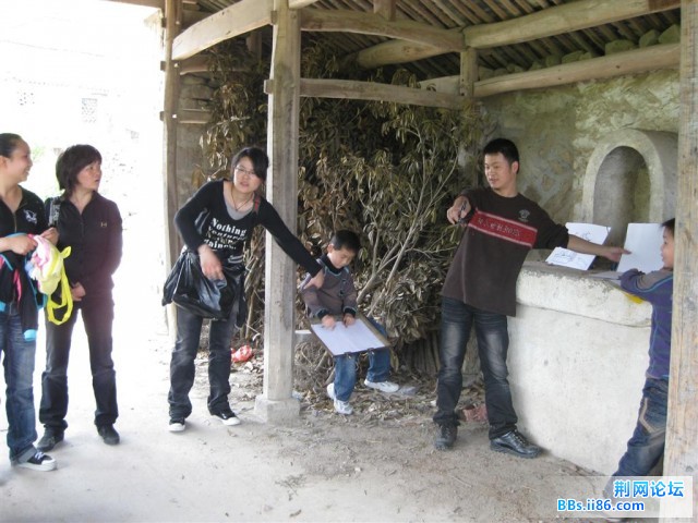 叶老师在路边的祠堂，授课，教学生怎样画盆景。