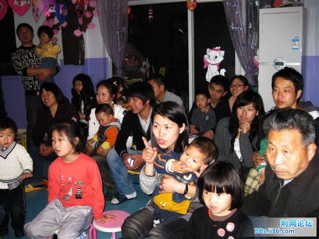 宝宝和妈妈认真观看木偶剧表演