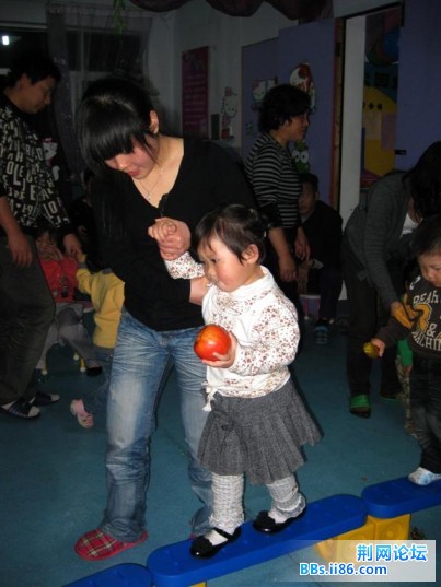 我们走独木桥帮小猴运水果.