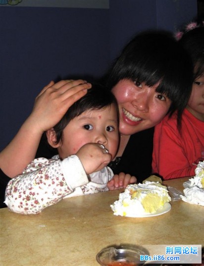 依依宝宝说:蛋糕真好吃.