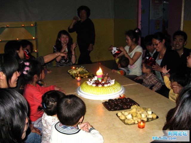 让我们一起唱起:祝你生日快乐!