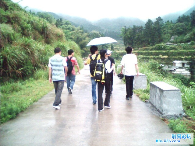 下山后一对人继续向上