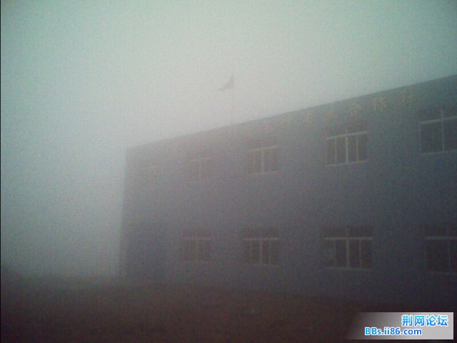 雨雾一塌糊涂的山顶 队员可以消失在十米之外