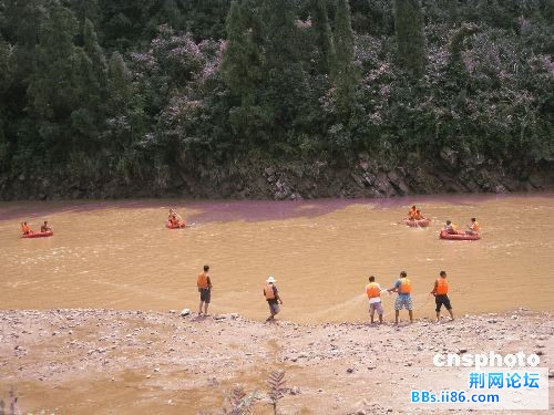 对遇难人员进行拉网式搜救