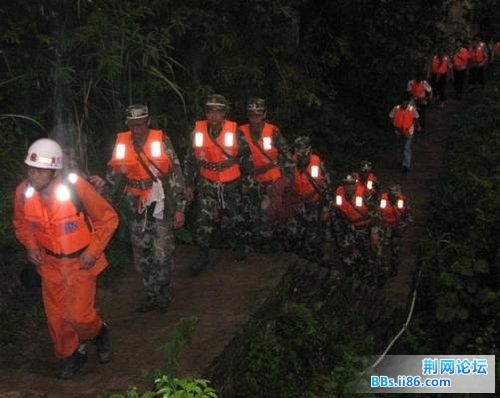 官兵赶往救援遇险游客