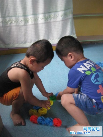 铖铖跟赫赫一起玩积木