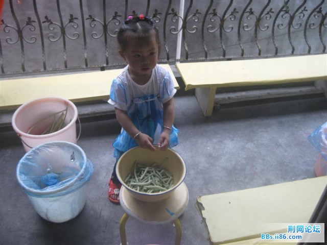 瞧，帮阿婆做家务呢！