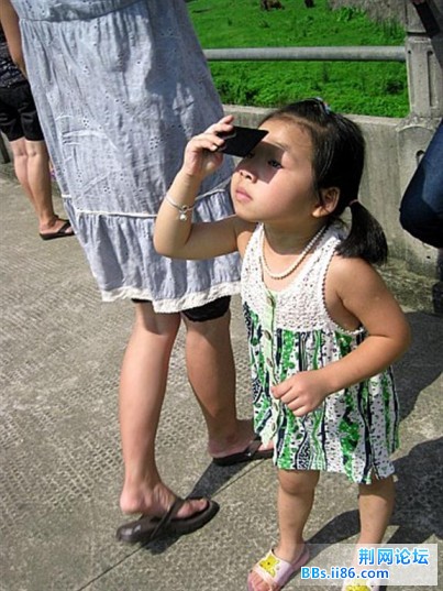 琪琪，眯着个小眼在看。