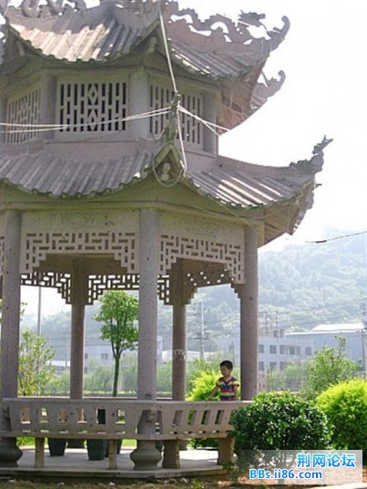 只有赫赫不懂欣赏，去凉亭独自玩去啦。