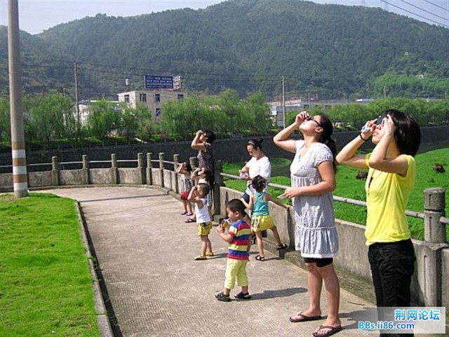 瞧，大家看的多专注。