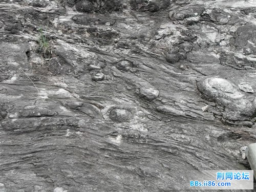 岩浆流动中的火炮球