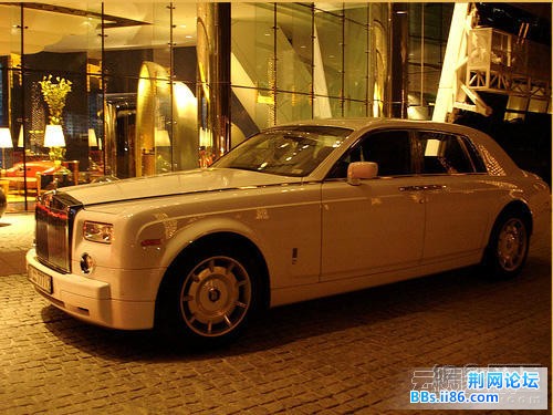 虽然没有出租车顶灯，但这守候在迪拜七星酒店门外的劳斯莱斯的确是辆预约出租车