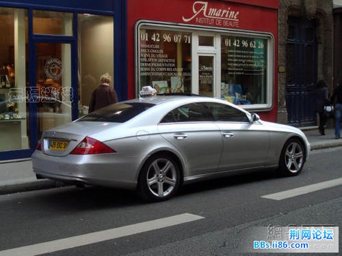 瑞士街头的沃尔沃旅行轿车出租车