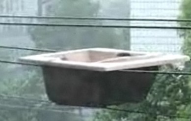 今年的莫拉克属智慧型的， 刮的一点都不含糊，直接让浴缸跑到电线上去了