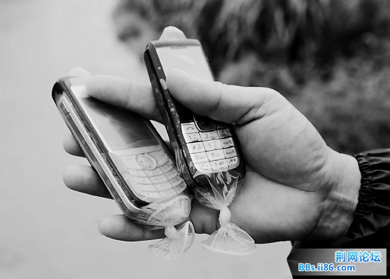 强大！抗台一线人员用避孕套防止手机进水