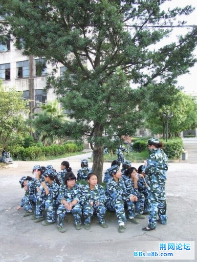 DSCF0272休息是树阴下是最热闹的了.JPG