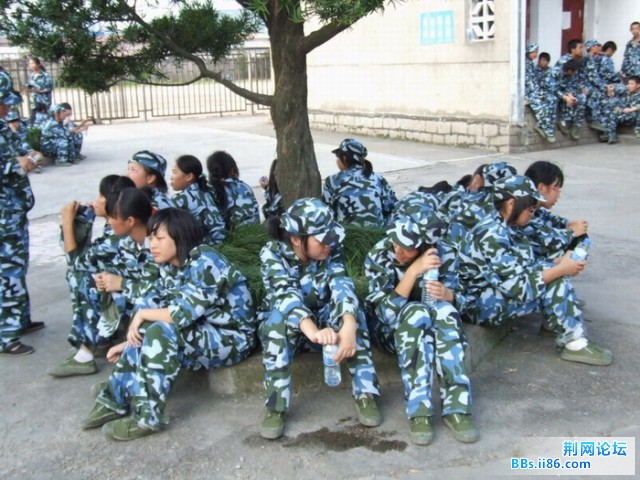 DSCF0275休息是树阴下是最热闹的了.JPG