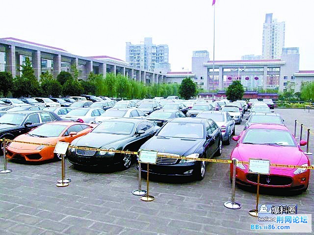 图中所示的赃车仅仅是166量赃车的冰山一角，“豪华车”照片中，院子的一角俨然成了名车展览台：数十辆豪华车 ...