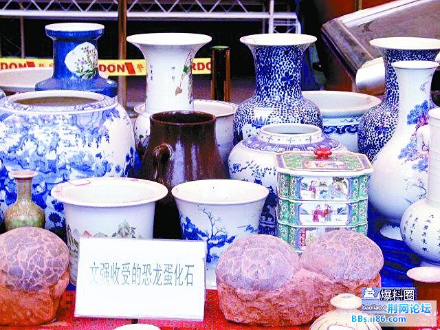 “瓷器、碑刻、恐龙蛋”，文强就是在收受了这些贿赂下，变成了黑社会的“保护伞”。照片里可以看到文强收受 ...