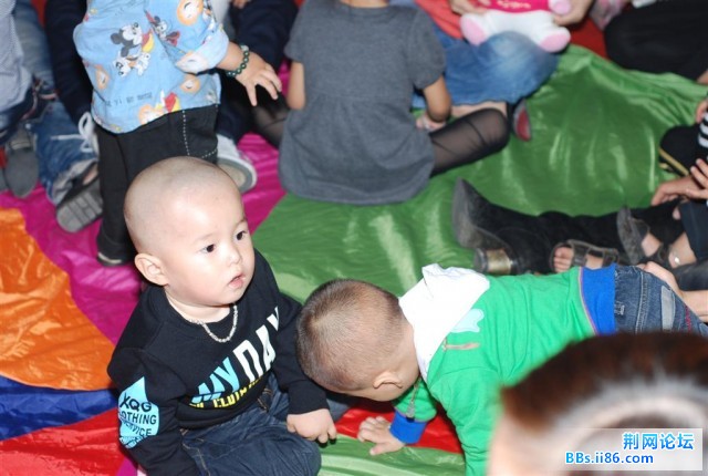 在彩虹伞内游戏的宝宝