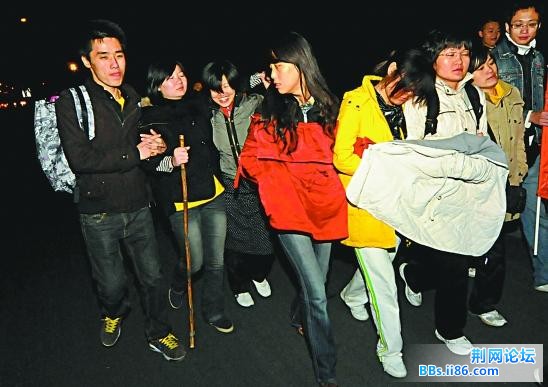 昨晚9点半，大队人马终于走到了滨江。