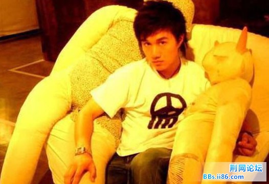 浙江阔少刘子超 父亲是浙江金龙房地产富商刘天华，资产10亿，刘子超个人储蓄帐户1亿