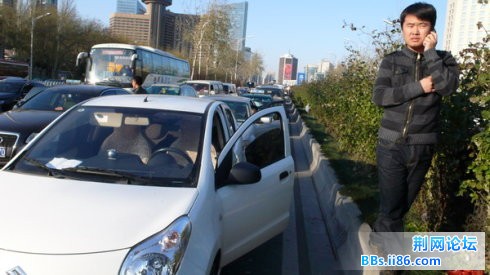 这哥们一定打电话告诉朋友说自己看到奥巴马了！ 