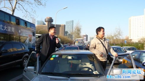 这哥俩在兴奋地谈论着奥巴马，看看看。。。。。奥巴马过来了