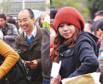 亿万富翁张建（上图左）来到单身青年联谊会场相亲。 