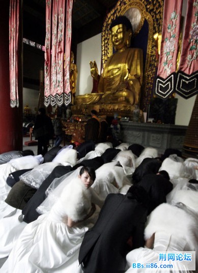 这个新娘可能看到‘帅哥和尚’了