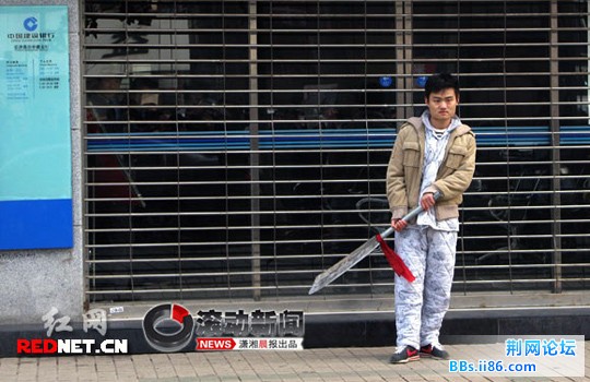 12月3日上午9时许，长沙市百联东方广场，男子陈瑜持砍刀站立在广场上。