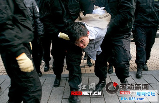 特警成功将陈瑜制服