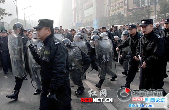 上午10点50分左右，特警持盾牌接近陈瑜