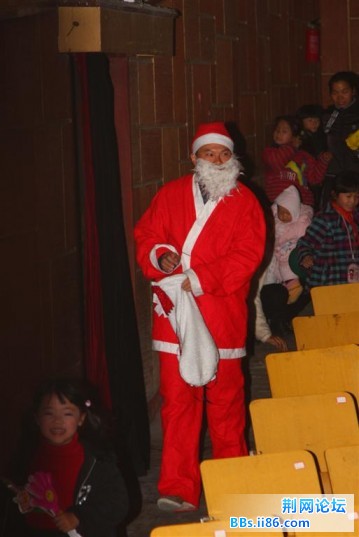 圣诞老人发糖果
