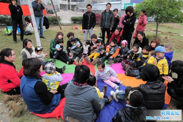 一起在草地上唱唱歌，跳跳舞吧。