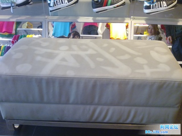 换鞋子  坐的沙发